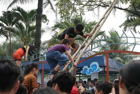 Công viên nước Hồ Tây, mở cửa miễn phí, quá tải, vượt cổng, trèo rào, liều mạng