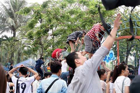 Công viên nước Hồ Tây, mở cửa miễn phí, quá tải, vượt cổng, trèo rào, liều mạng