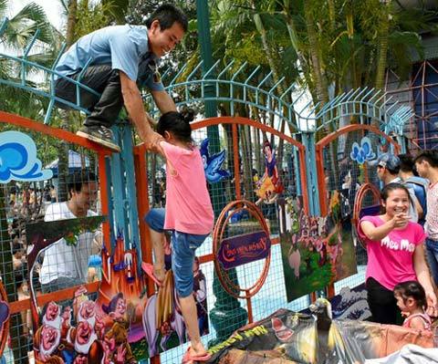 Công viên nước Hồ Tây, mở cửa miễn phí, quá tải, vượt cổng, trèo rào, liều mạng