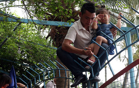 Công viên nước Hồ Tây, mở cửa miễn phí, quá tải, vượt cổng, trèo rào, liều mạng