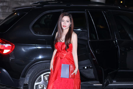 Ngọc Anh đi xế sang mua nhà tiền tỉ