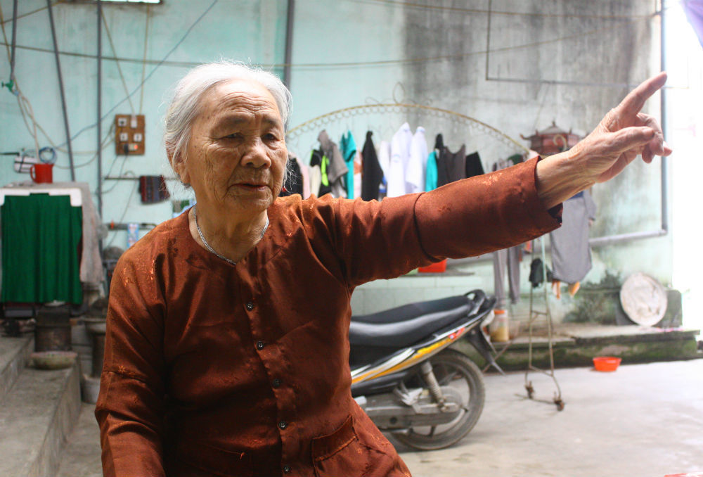 Dỡ nhà ‘vá’ cầu, dùng vai làm giá súng bắn rơi máy bay