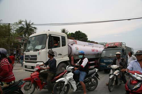 phản đối, ô nhiễm, Khánh Hòa, ùn tắc, hút cát, thiệt hại, cá chết, Vịnh Cam Ranh, thỏa thuận