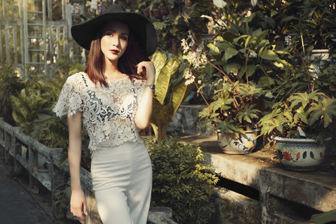 Diệp Lâm Anh sexy với áo ren xuyên thấu