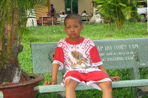 Cha cặm cụi làm thuê con vẫn không đủ tiền chữa bệnh