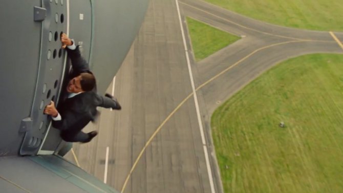 Tom Cruise sợ khiếp vía khi treo mình ngoài máy bay