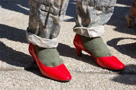 Học viên sĩ quan Mỹ bị ép đi giày cao gót đỏ