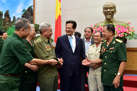 Thủ tướng gặp mặt cựu chiến binh, thanh niên xung phong