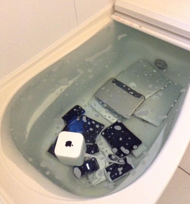 Bị phản bội, ném cả bộ sưu tập Apple của bạn trai vào nước