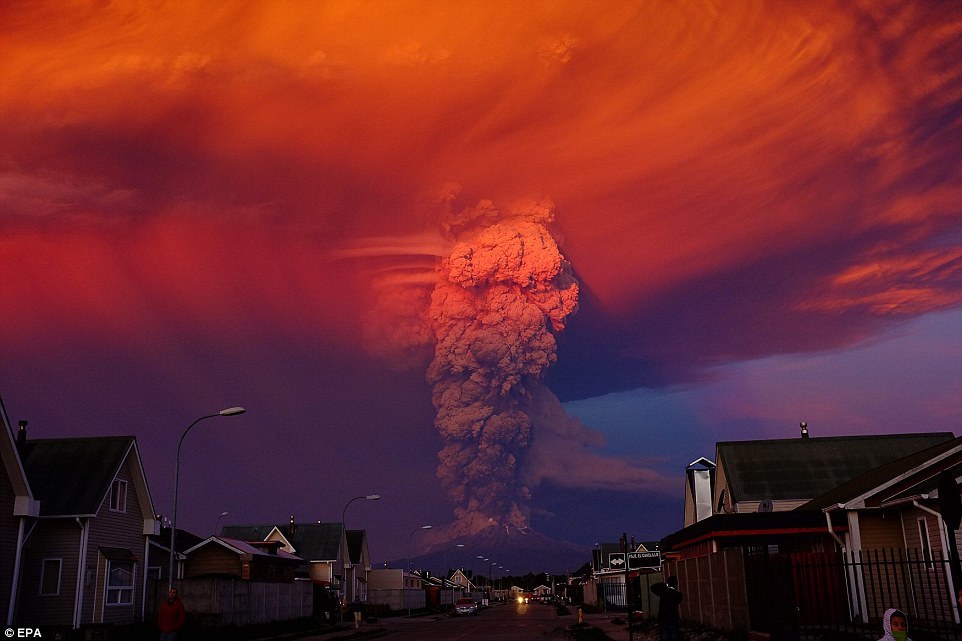 Hình ảnh đám mây bụi kì quái sau khi núi lửa phun trào