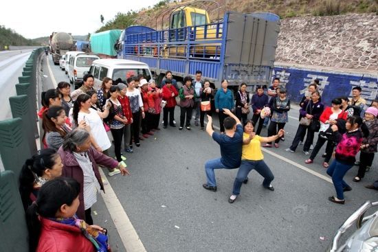 Tắc đường, hò nhau nhảy múa giải khuây