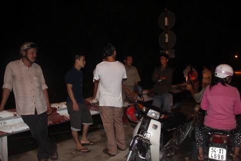 Thuyền lật úp trên sông, 3 người suýt chết