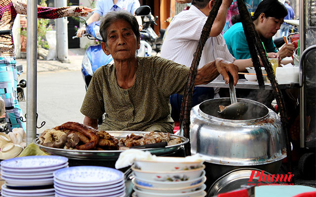 Bất ngờ quán cháo lòng lâu đời nhất Sài Gòn