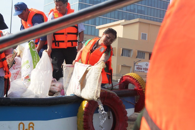 Thả 500 ngàn cá giống làm sạch nước kênh Tàu Hủ