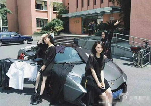 Nữ sinh lái Lamborghini đến trường bán quần áo