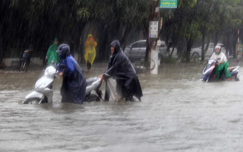 Sau 2 ngày mưa lớn, nhiều phố ở Hà Tĩnh thành sông