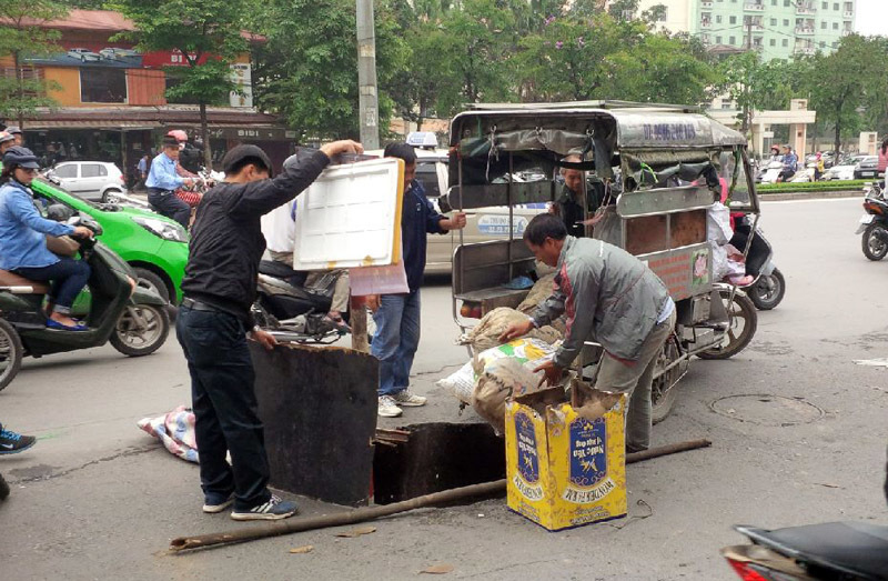 Thời sự trong ngày: Tàu hỏa đâm xe 4 chỗ