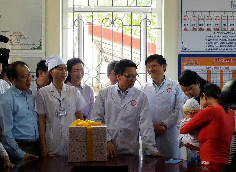 PTT Vũ Đức Đam kêu gọi đưa con em đi tiêm chủng đầy đủ
