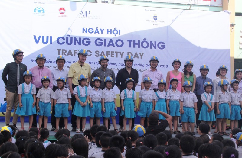 Trao 500 mũ bảo hiểm cho học sinh tiểu học TPHCM