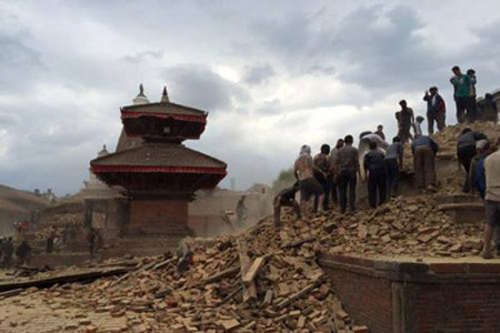 Con cố diễn viên Hồng Sơn bị kẹt trong thảm họa động đất Nepal