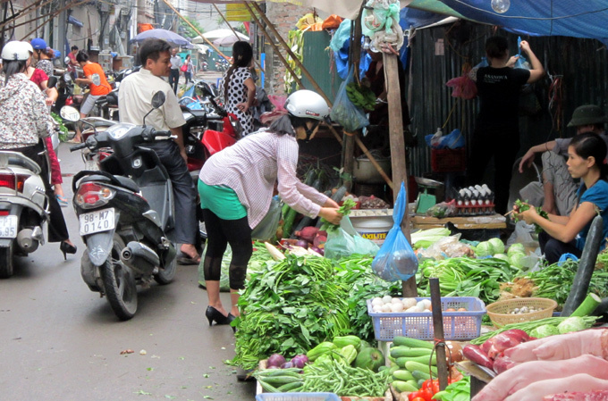 Nắng nóng: Gái sang chảnh thuê người đi chợ