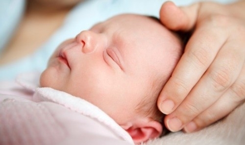 Cách ngừa bẹt đầu ở trẻ sơ sinh