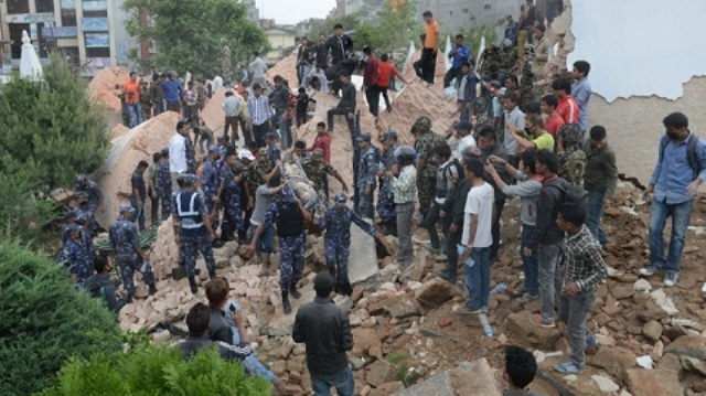 Đào đất bằng tay để cứu nạn tại Nepal