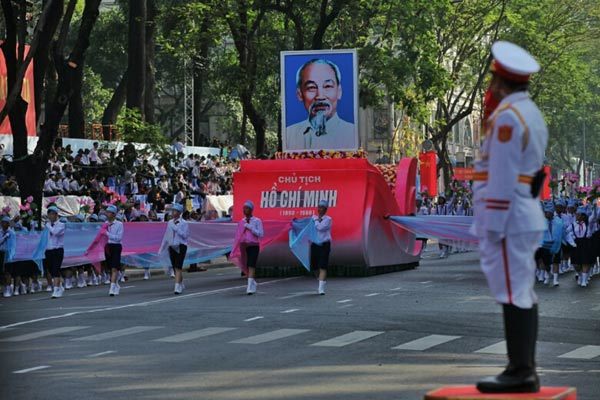 Hàng nghìn quân tổng duyệt diễu binh