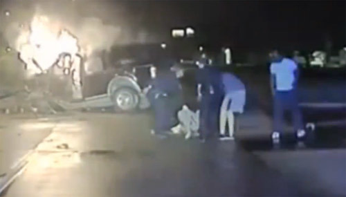 Kịch tính pha cứu người đàn ông trong ô tô cháy