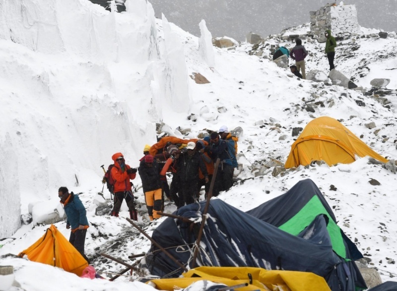 Vật lộn với tuyết để cứu người trên đỉnh Everest