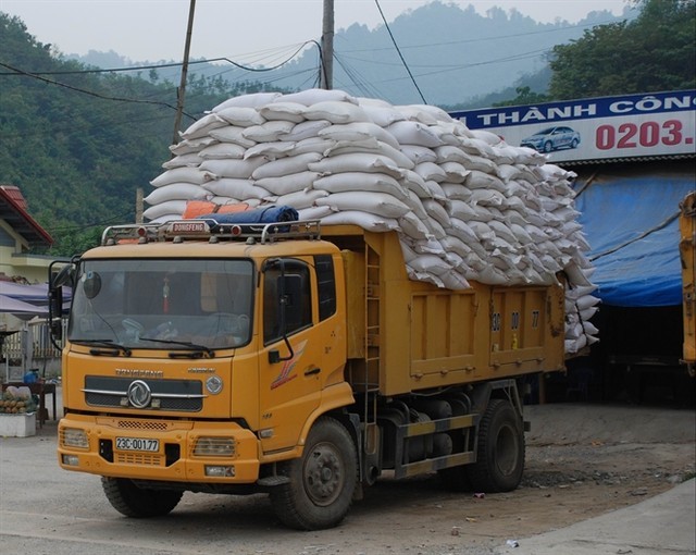 Giải cứu hàng ngàn tấn gạo ùn tắc ở cửa khẩu