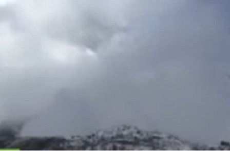 Clip: Thoát chết trong gang tấc trên đỉnh Everest