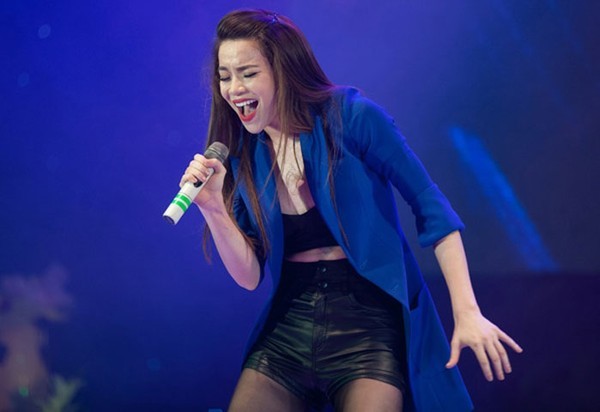 Hồ Ngọc Hà bị cắt tiết mục vì trang phục không phù hợp