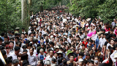 Nghẹt thở chen lấn, luồn rừng lên Đền Hùng