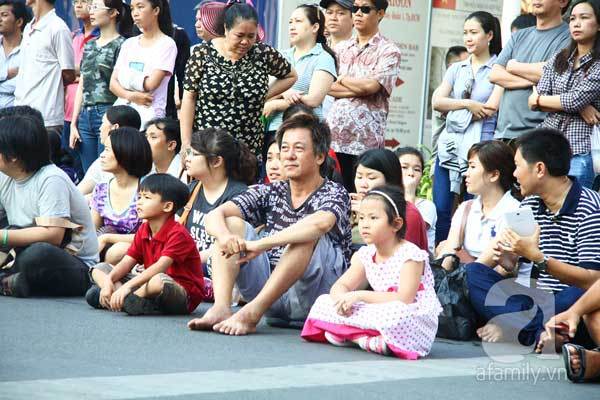 Người Sài Gòn háo hức xuống đường xem lễ diễu binh 30/4 qua màn ảnh rộng