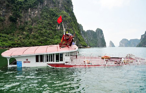 Thời sự trong ngày: Tàu chở du khách chìm trên vịnh Hạ Long