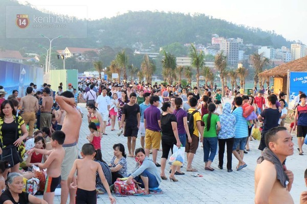 Hàng vạn người chen nhau trên các bãi tắm biển trong kì nghỉ lễ