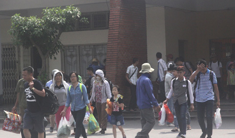 Hết nghỉ lễ lại nườm nượp 'gồng gánh' về HN