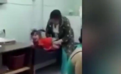 10 clip 'nóng': Bé gái bị đánh dã man vì sợ tiêm