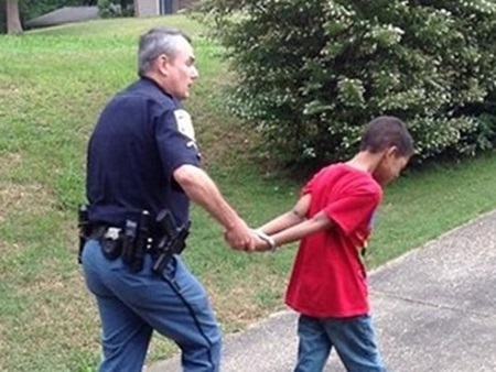 Mẹ gọi cảnh sát “còng tay” con trai 10 tuổi