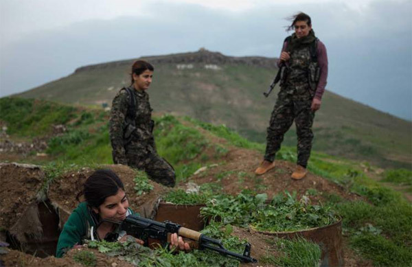 Những cô gái cầm súng ra trận chống IS