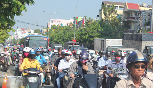 Giao thông, bệnh viện quả tải ngày đầu đi làm trở lại