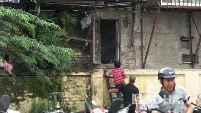 Kỳ lạ Hà Nội: Dãy quán muốn vào phải trèo thang