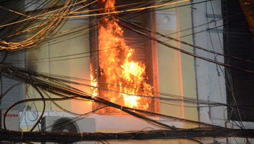 Cháy dữ dội ở Sài Gòn, bé gái hai tuổi tử vong