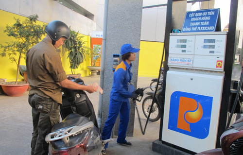 Tình huống khó: Quyết tăng giá xăng 3.000 đồng?