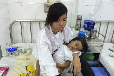 Cha ăn cơm từ thiện con vẫn không đủ tiền chữa bệnh