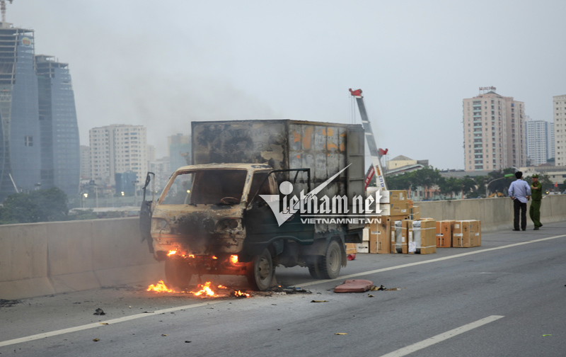 Hà Nội: Xe tải bốc cháy dữ dội