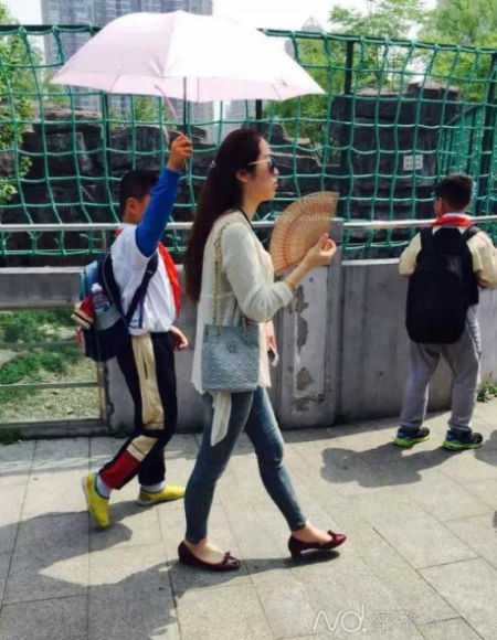 Cô giáo bắt học sinh tiểu học che ô gây phẫn nộ