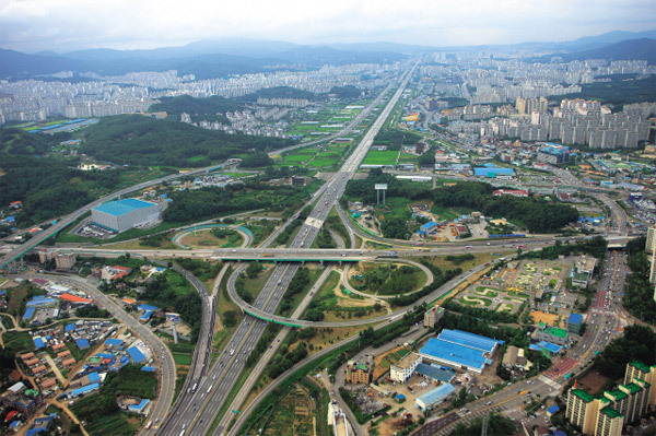 Hàn Quốc xây dựng xa lộ rẻ nhất thế giới như thế nào?