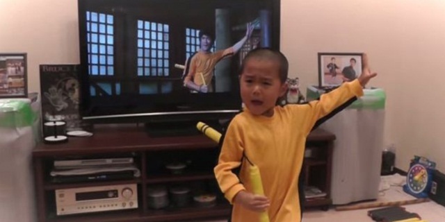 (Clip) Xem cậu nhóc 5 tuổi múa côn như Lý Tiểu Long
